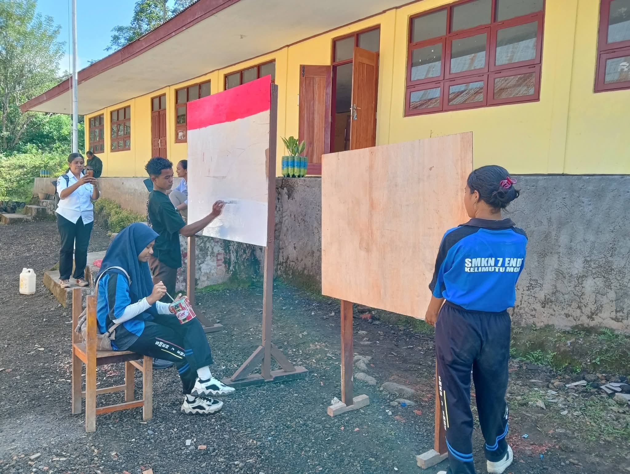 MADING SMKN 7 ENDE MENGEMBANGKAN MINAT MENULIS DAN BUDAYA ILMIAH